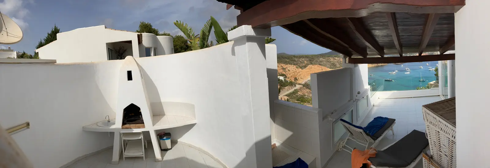 Covered outdoor barbecue and dining terrace - Bougainvillea 15