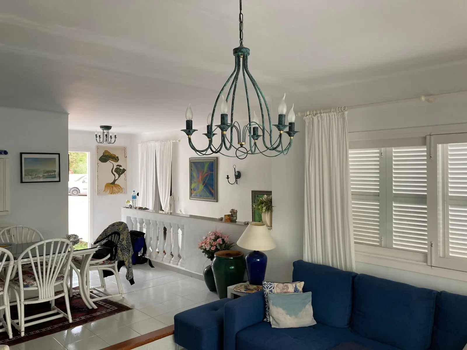 Living room with open fireplace and traditional beamed ceiling - Bougainvillea 15